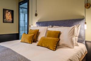 Postel nebo postele na pokoji v ubytování Case Ospitali, KS-Suites + 31 fotografií