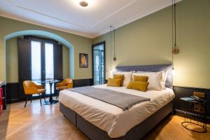 Postel nebo postele na pokoji v ubytování Case Ospitali, KS-Suites