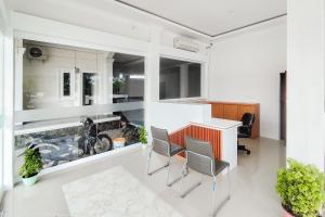 Χώρος καθιστικού στο RedDoorz at Linda Residence Jambi