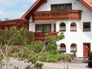 una casa con techo rojo en Ferienwohnung Linder, en Schömberg