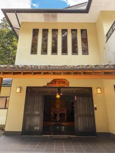 Gallery image of Temple Hotel Kubonobo 宿坊 窪之坊 in Minobu
