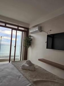 Postel nebo postele na pokoji v ubytování Palms La Union Beachfront Suites