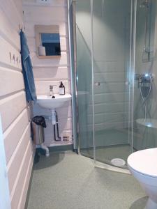 Koupelna v ubytování LAUV Tretopphytter + 36 fotografií