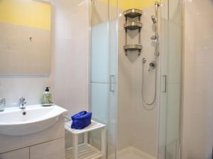 a bathroom with a sink and a shower at Casa Zuliani - bilocale in Costa Azzurra in Grado +32 photos