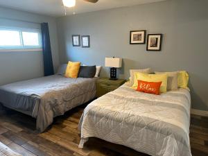 a bedroom with two beds and a window at Casada in Las Vegas