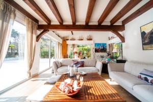 Posezení v ubytování Villa BARADARENA avec piscine chauffée et jardin pour 10 personnes