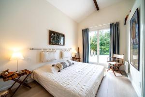 Postel nebo postele na pokoji v ubytování Villa BARADARENA avec piscine chauffée et jardin pour 10 personnes + 18 fotografií