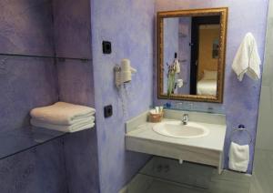 Kúpeľňa v ubytovaní Hotel Tikar + 26 fotografií