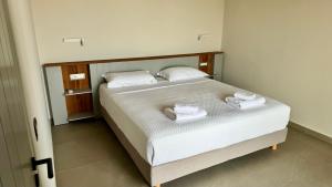 sypialnia z łóżkiem i dwoma ręcznikami na nim w obiekcie Villa Hermes Mykonos w mieście Mykonos +20 zdjęć