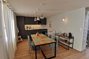 a kitchen and dining room with a table and chairs at Rue Bara in Roscoff