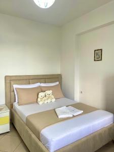 Un pat sau paturi într-o cameră la Guesthouse Shehu Ksamil
