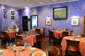 Restauracja lub miejsce do jedzenia w obiekcie Hotel Tikar