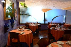 Restauracja lub miejsce do jedzenia w obiekcie Hotel Tikar