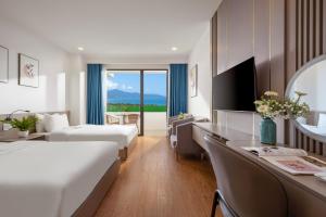 Postel nebo postele na pokoji v ubytování ELC Da Nang Hotel