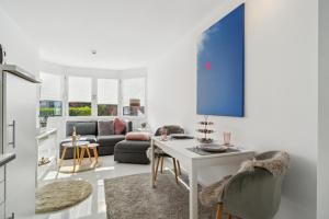 a living room with a table and a couch at Ferienwohnung Strandliebe Laboe in Laboe
