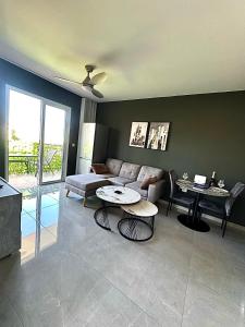 Гостиная зона в K15 Luxe Oasis Retreat - 3 Minute Drive to Beach