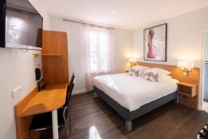 Postel nebo postele na pokoji v ubytování Hotel De Paris Jaligny