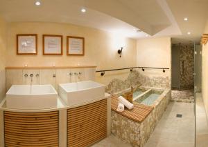 Koupelna v ubytování Biohotel Schweitzer + 37 fotografií