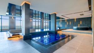 una hall con una piscina al centro di un edificio di Baltic Infinity, Sun & Snow a Międzyzdroje