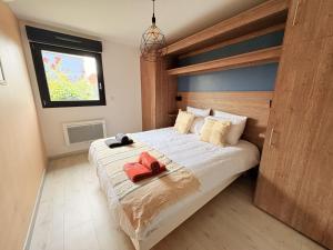 Ένα ή περισσότερα κρεβάτια σε δωμάτιο στο Sweet Escape et Spa +29 φωτογραφίες
