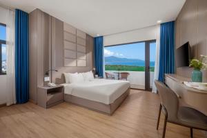 Postel nebo postele na pokoji v ubytování ELC Da Nang Hotel