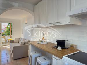 Kuchyň nebo kuchyňský kout v ubytování Beachfront Cycladic House + 15 fotografií