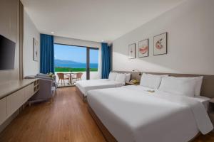 Postel nebo postele na pokoji v ubytování ELC Da Nang Hotel