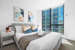 メルボルンにあるThe Oasis - Brand NEW 2Bedroom APT with Parking, Heated Pool and GYMの大きなベッドと窓のある白い寝室 +34枚の写真