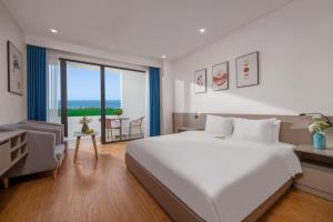 Postel nebo postele na pokoji v ubytování ELC Da Nang Hotel