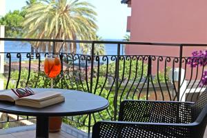 A balcony or terrace at Hotel Donna Rosa