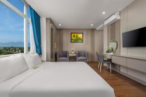 TV a/nebo společenská místnost v ubytování ELC Da Nang Hotel