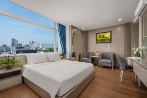 Postel nebo postele na pokoji v ubytování ELC Da Nang Hotel