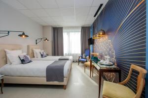 Postel nebo postele na pokoji v ubytování Hôtel Le Grand Barnum