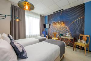 Postel nebo postele na pokoji v ubytování Hôtel Le Grand Barnum