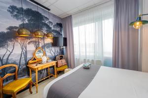 Postel nebo postele na pokoji v ubytování Hôtel Le Grand Barnum