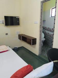 Postel nebo postele na pokoji v ubytování ROBIN HILL RESORT INN Yercaud