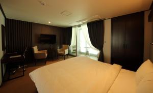 TV a/nebo společenská místnost v ubytování Pyeongchang Space hubt Hotel & Resort