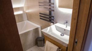 een badkamer met een wastafel en een ligbad bij Olešnická Chaloupka in Olešnice v Orlických horách +12 foto's