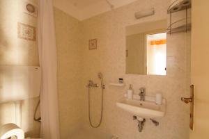 ein Badezimmer mit Waschbecken und Dusche in der Unterkunft Kostia Studios in Skyros