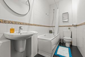 ein Badezimmer mit Waschbecken, Toilette und Spiegel in der Unterkunft 2 Bedroom flat for Cntractors,Workers,Relocation,Insurance,Family, Guidford st in Luton + 27 Fotos