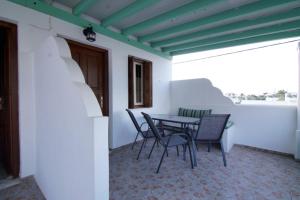 eine Terrasse mit Tisch und Stühlen auf einem Balkon in der Unterkunft Kostia Studios in Skyros + 12 Fotos