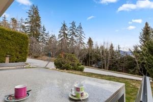 zwei Tassen und Untertassen auf einem Tisch in der Unterkunft Appartement avec terrasse, proche du centre in Crans-Montana