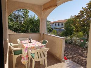 stół i krzesła na patio ze stołem, stołem i krzesłami w obiekcie Apartments Cloud9 Poreč by Nina w Poreču