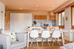 eine Küche mit Tisch und Stühlen in einem Zimmer in der Unterkunft Appartement avec terrasse, proche du centre in Crans-Montana + 15 Fotos