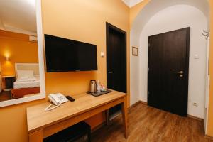 A television and/or entertainment centre at Hotel Metro