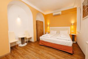 A bed or beds in a room at Hotel Metro