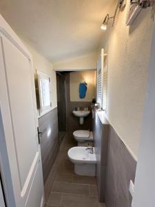 a bathroom with two toilets and a sink at Renovated house 400 meters from the sea with parking in Forte dei Marmi