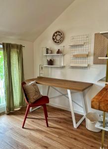 uma secretária e uma cadeira num quarto em Das Jaartn - Boardinghouse Appartements & Ferienwohnung em Schönefeld