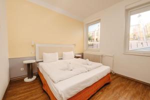 A bed or beds in a room at Hotel Metro