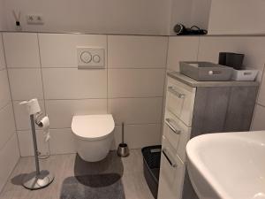 Bilik mandi di Ferienwohnung Löwensen +16 gambar